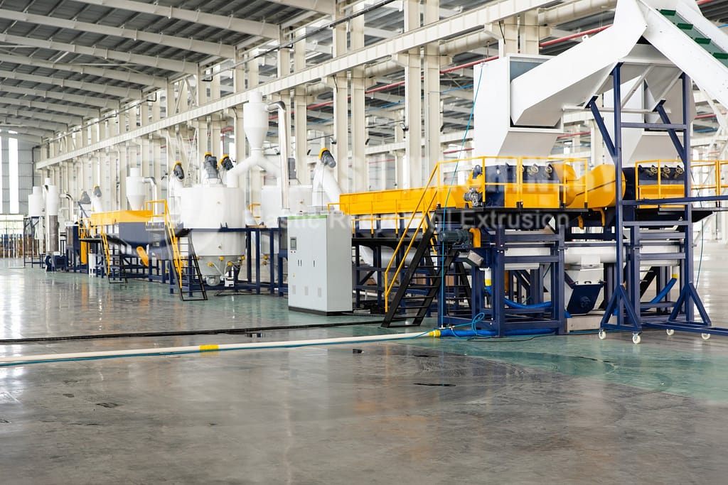 Plastic recycling machinery (100)