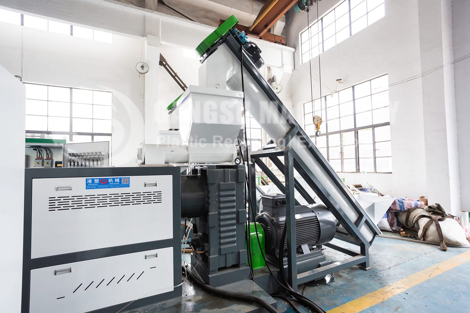 Screw feeder machine for plastic pelletizing line