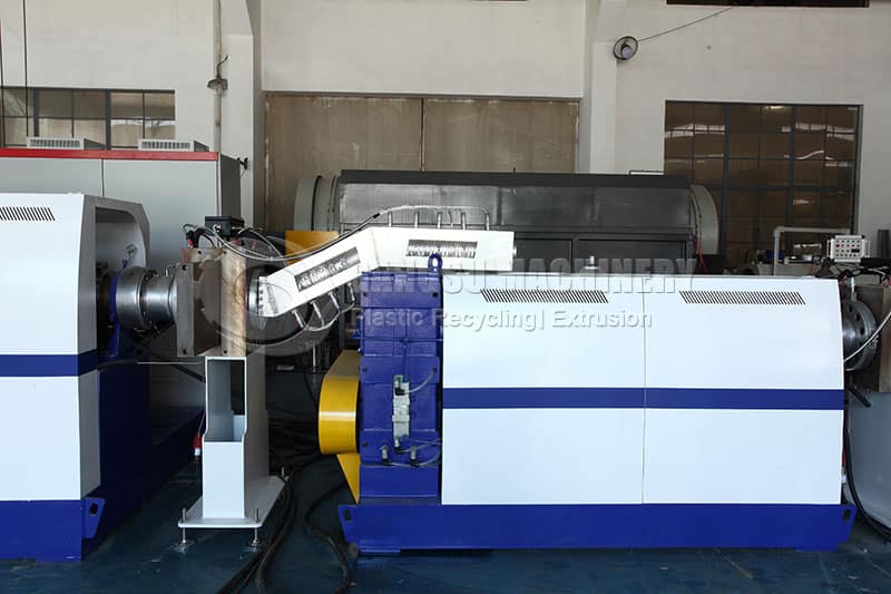 Plastic pelletizing machine