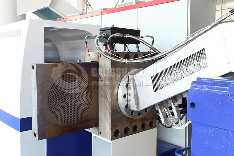 Plastic pelletizing machine